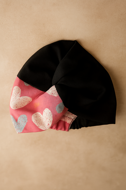 cappello nero e cuori rosa